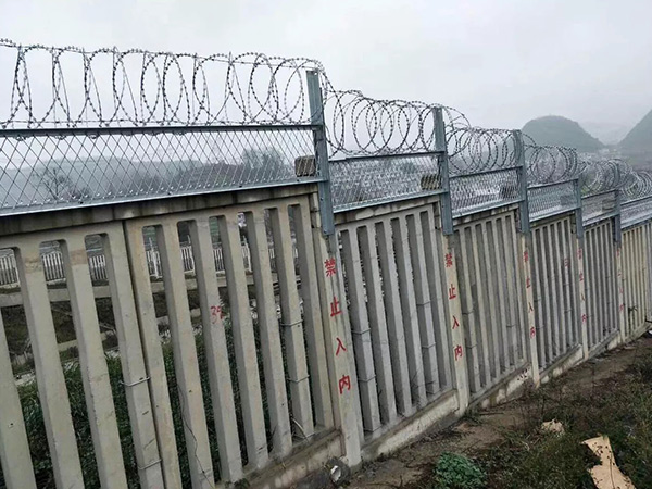 高鐵加高防護(hù)柵欄圖片3 高鐵加高防護(hù)柵欄圖片3