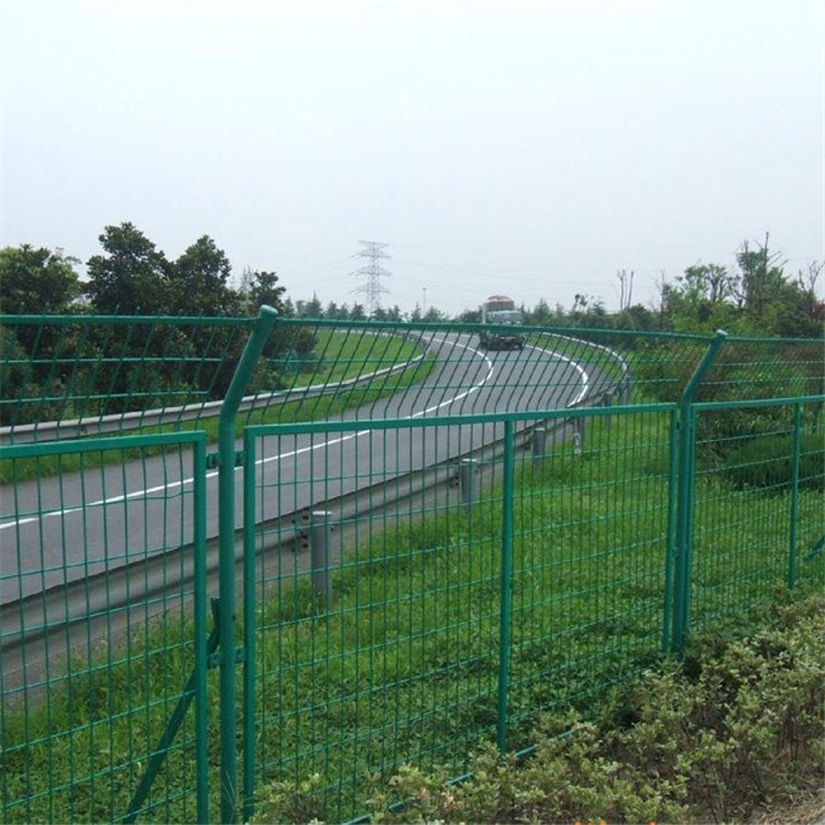 公路護(hù)欄網(wǎng)案例展示圖片4 公路護(hù)欄網(wǎng)案例展示圖片4